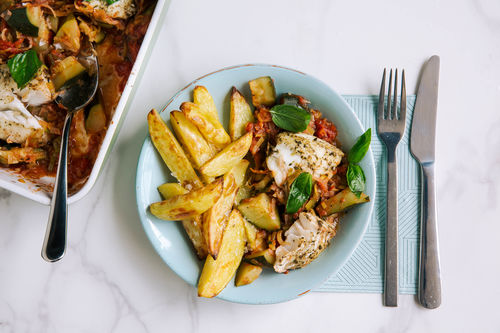 Kabeljaufilet en Cocotte im Tomatensud mit Kartoffeln