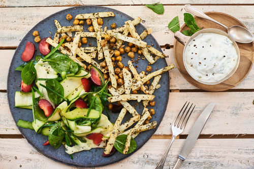 Orientalische Sellerie-Wedges mit Zucchini-Pflaumen Salat
