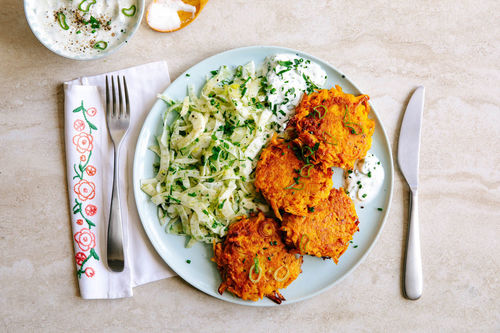 Süßkartoffelrösti mit Kräuterjoghurt und zitronigem Fenchelsalat