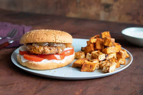 Indischer „Hähnchen“-Burger mit Ofengemüse und Knoblauch-Joghurt-Dip
