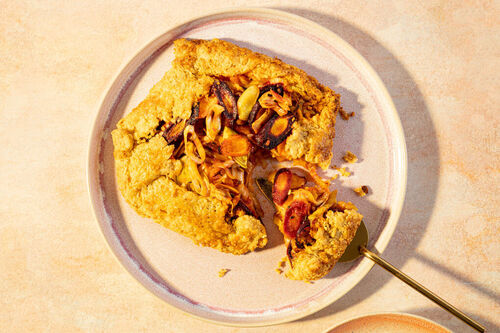 Bunte Karotten-Lauch-Galette mit selbst gemachtem Cheddar-Teig