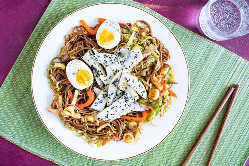 Ei auf Sobanudeln koreanische Art mit Sesam-Birne und pikantem Dressing