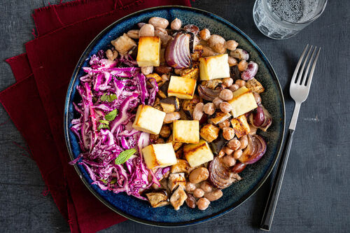 RESHOOT Indischer Auberginen-Paneer-Auflauf mit Kokosmilch und Rotkohlsalat