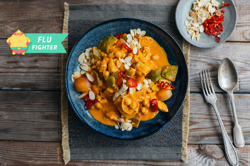 Kichererbsen-Hähnchen-Curry mit Rahmjoghurt und Mandelblättchen