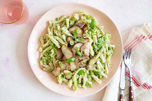 Casarecce mit gebratenem Topinambur und veganem Zucchini-Mandel-Pesto