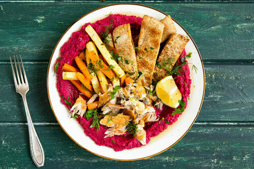 Räuchermakrele auf Rote-Bete-Hummus mit gebackenem Gemüse und Pitabrot