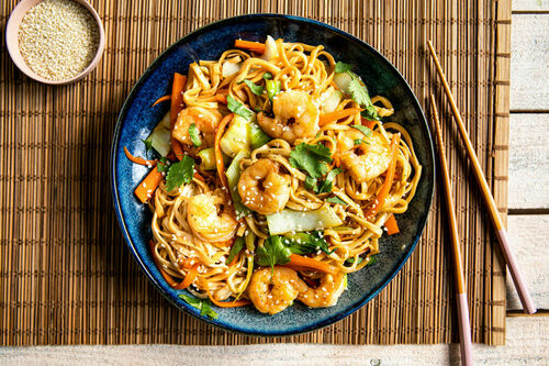 Bami Goreng mit saftigen Garnelen mit Udon-Nudeln und Pak Choi