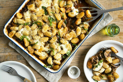 Käsiges Gnocchigratin mit Gemüseragout und Oliven