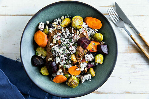 Winterliches Ofengemüse mit Feta und aromatischer Walnusssauce