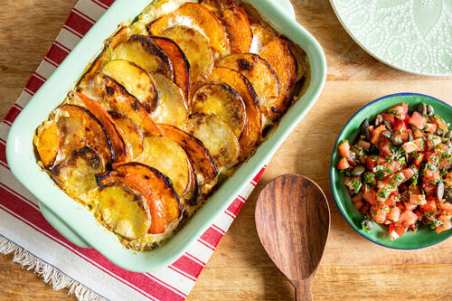 Veganer Kartoffel-Kürbis-Auflauf garniert mit Tomaten-Kürbiskern-Salsa