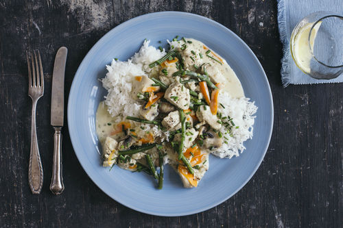 Schnelles Hühnerfrikassee mit grünen Bohnen und Basmatireis