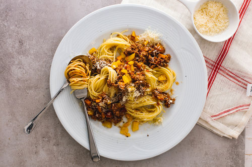 Fruchtige Spaghetti Bolognese mit Pfirsich