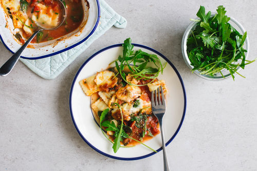 Spinat-Ravioli-Auflauf mit geschmolzenem Mozzarella