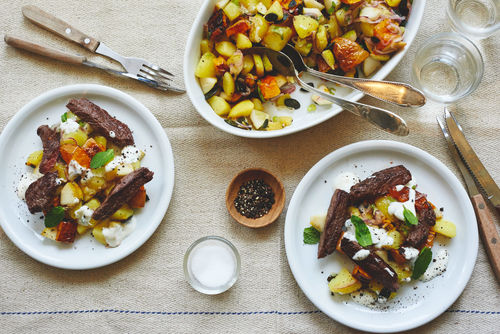 Bunter Herbst-Salat mit Rind, Kürbis und Kartoffeln