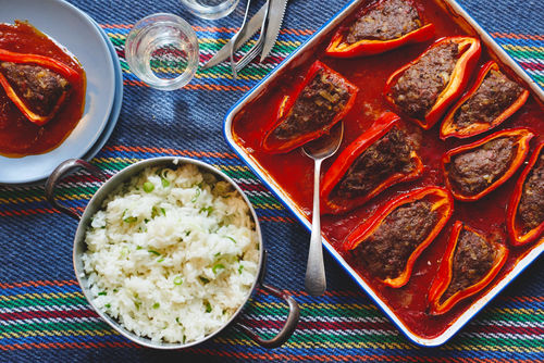 Herzhaft gefüllte Paprika mit Lauchreis und Sauce