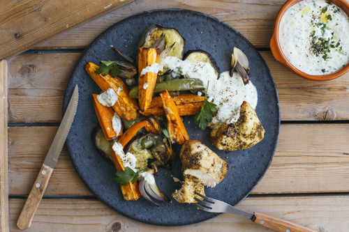 Mediterranes Ofenhähnchen mit Süßkartoffeln und Knoblauchdip