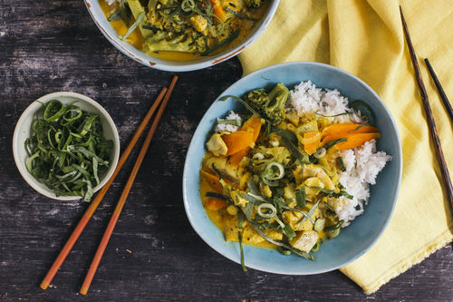 Würzige Fisch-Suppe mit Curry und Reis