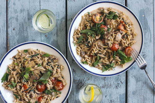 Balsamico-Pilz-Fusilli mit Kirschtomaten in Käsesauce