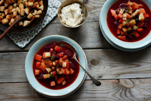 Veggie-Borschtsch mit Sahnemeerrettich