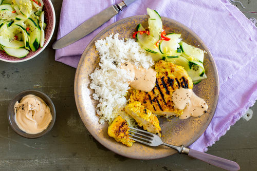 Kurkuma-Koriander-Hähnchen mit Gurkensalat und Erdnusssauce