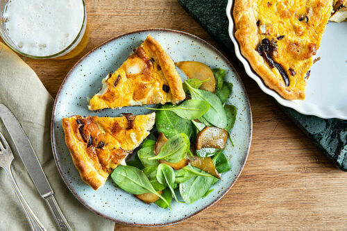 Blätterteig-Ziegenkäse-Quiche mit lauwarmem Spinat-Birnen-Salat
