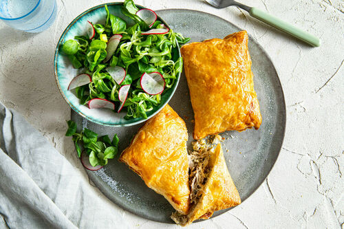 Räuchermakrele in Blätterteig mit Radieschen-Feldsalat