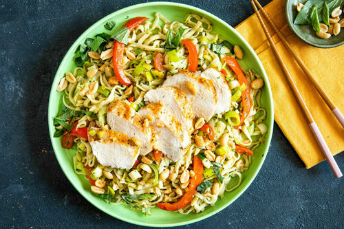 Hähnchen-Nudelpfanne mit Gemüse und thailändischem Basilikumpesto
