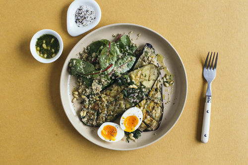 Aubergine vom Grill mit gekochtem Ei und Mangold-Quinoa