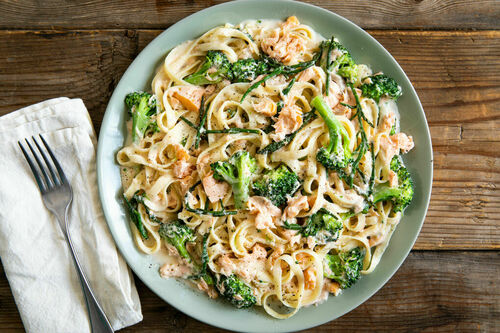 Tagliatelle mit Räucherlachs und Queller in cremiger Sauce mit Brokkoli