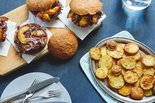 Saftiger Rinderburger mit Rosmarin-Zwiebeln und Apfel