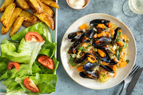 Muscheln mit Petersilie und Ofenpommes dazu klassischer Kopfsalat