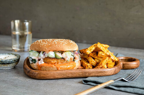 Burger mit Lachspatty und Gurke dazu würzige Selleriepommes