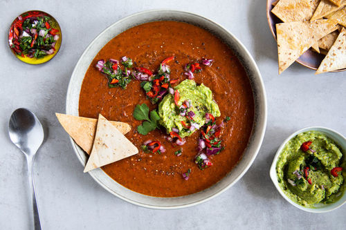 Mexikanische Bohnensuppe mit Guacamole und Limettensalsa