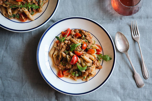 Mediterrane Thunfischpasta mit Tomaten, Kapern und Rucola