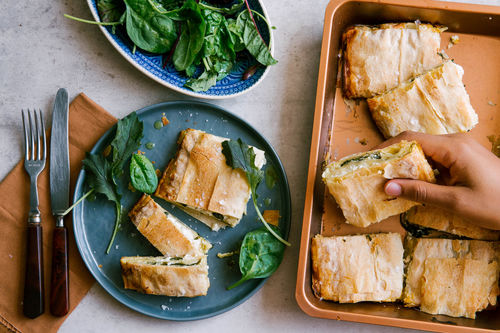 Käse-Spinat-Börek mit gemischtem Salat