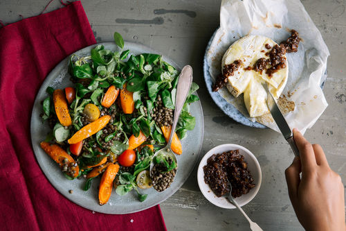 Camembert mit Feigen-Chutney und warmen Linsen-Karotten-Salat