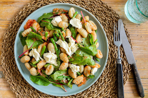 Kartoffel-Erbsen-Gnocchi mit Mozzarella und grünen Bohnen