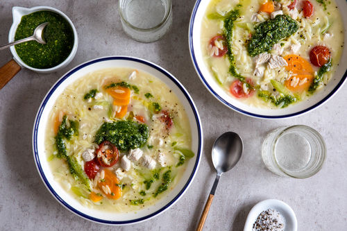 Hühnersuppe mit Gemüse Nudeln und Basilikumpesto