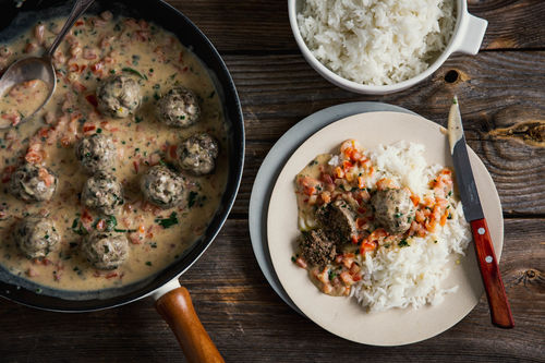 Rustikale Kräuterhackbällchen in Verjus-Cremesauce mit Reis