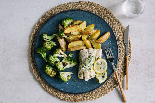Gebackener Zitronen-Seelachs mit Röstbrokkoli und Knoblauchbutter