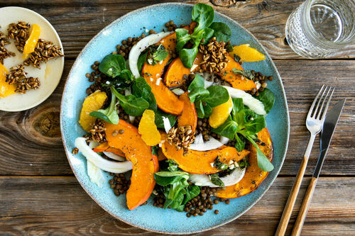 Gebackener Hokkaidokürbis mit fruchtigem Linsen-Fenchel-Salat