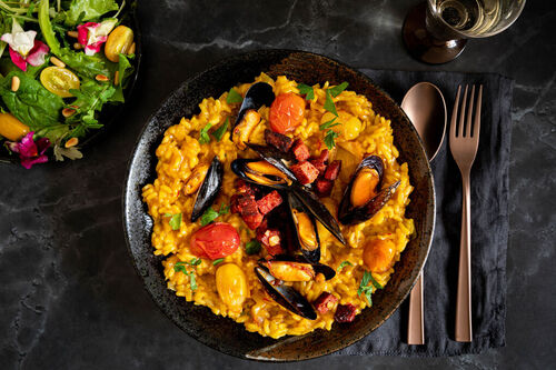 RS Miesmuscheln auf Safran-Chorizo-Risotto dazu bunter Salat mit Blüten