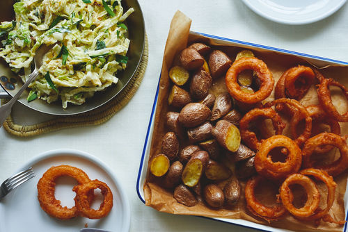 Knusprige Zwiebelringe mit Ofenkartoffeln und Rahmwirsing