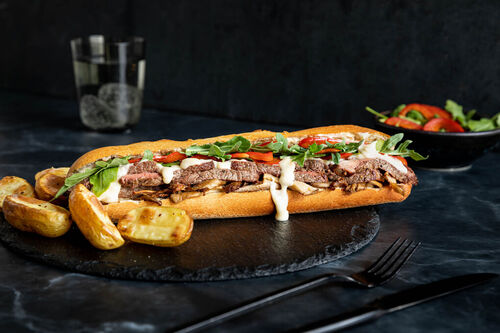 Rindersteak-Sandwich mit Austernpilzen dazu Käsesauce und Ofenkartoffeln