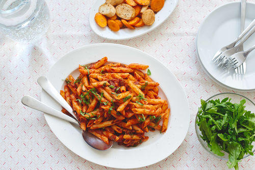 Italienische Penne mit Speck-Tomatensauce und Ofen-Gemüse