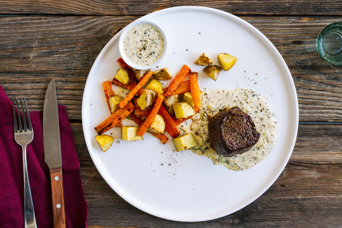 Steak vom Rind mit Estragonrahm und Ofenkarotten