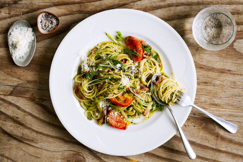 Spaghetti mit Serrano-Schinken und Paprika dazu Petersilienpesto