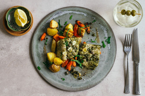 Im Ofen gebackener Seelachs mit Ofengemüse, Kapern und Zitrone