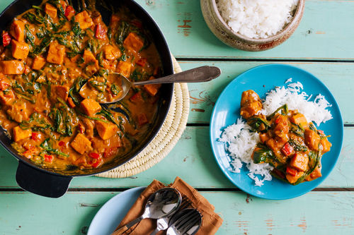 Nussiges Süßkartoffelcurry mit Spinat und Basmatireis