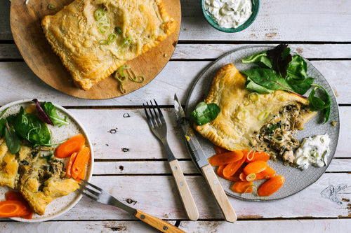 Feine Pilztaschen mit Petersiliensauce und Karotten